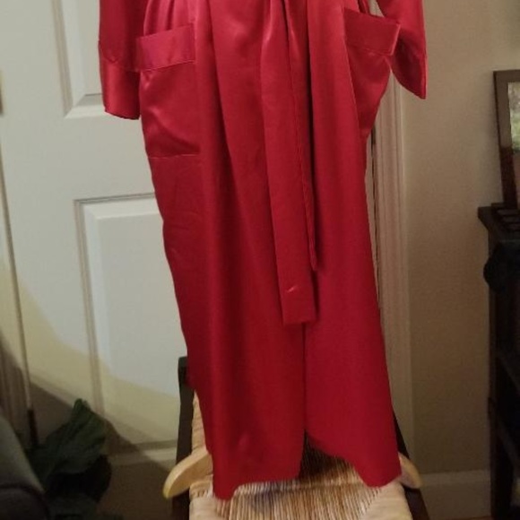 VS Robe - Picture 3 of 3